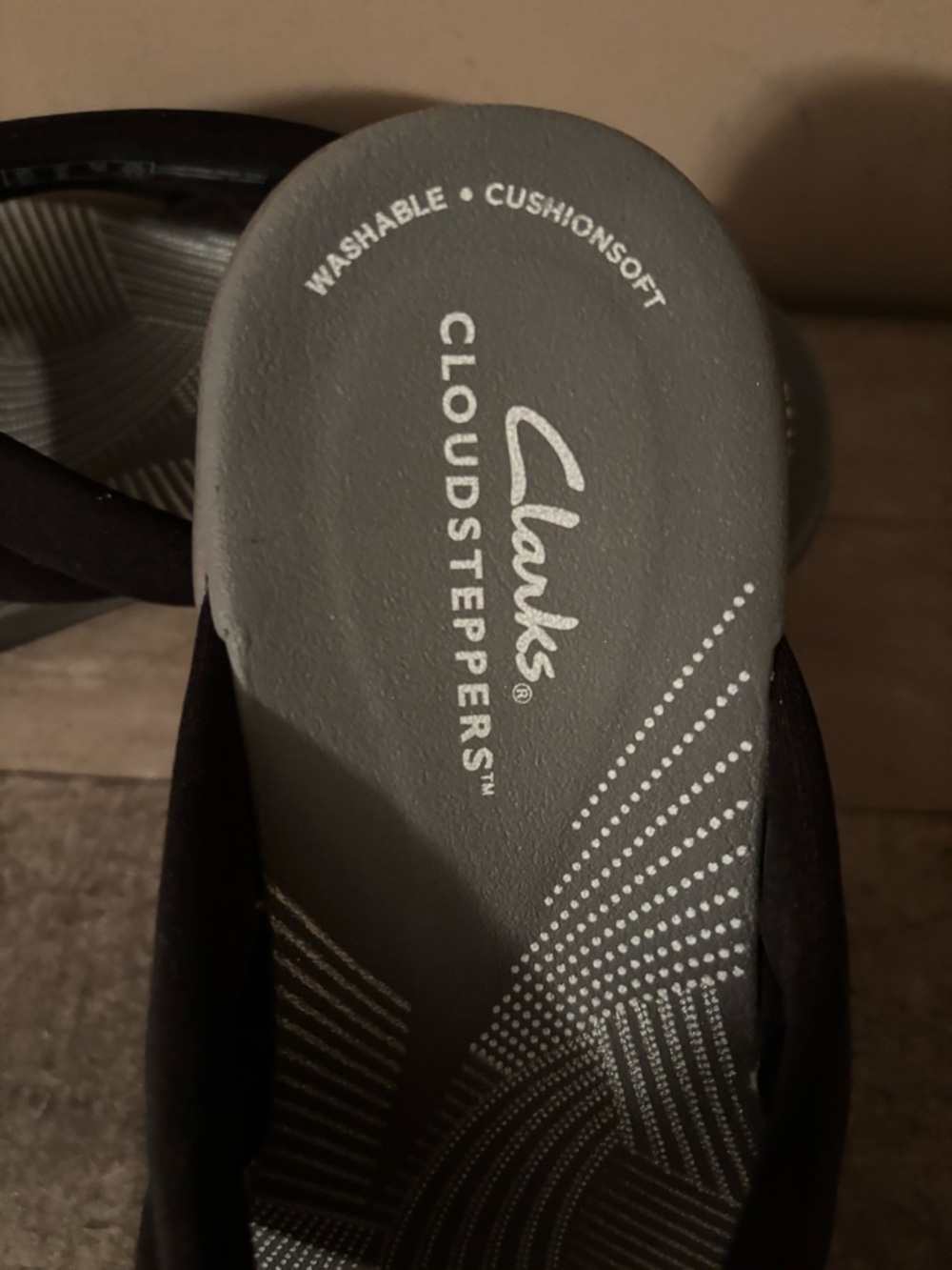 Clarks Cloudsteppers black Flip Flop Sandals with gray footbed - Picture 2 of 5